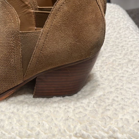 Marc Fisher - Picture 2 of 5